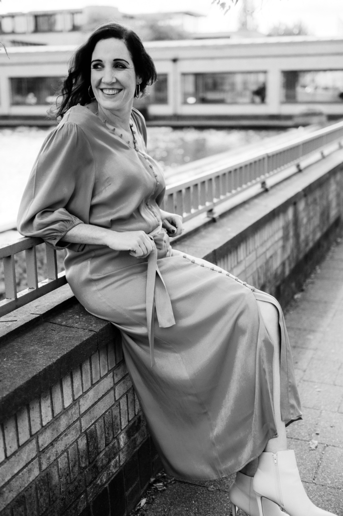 Je ziet een foto van de interieurontwerper van Studio Blackstone voor het iconische Berlage gebouw van het Kunstmuseum.