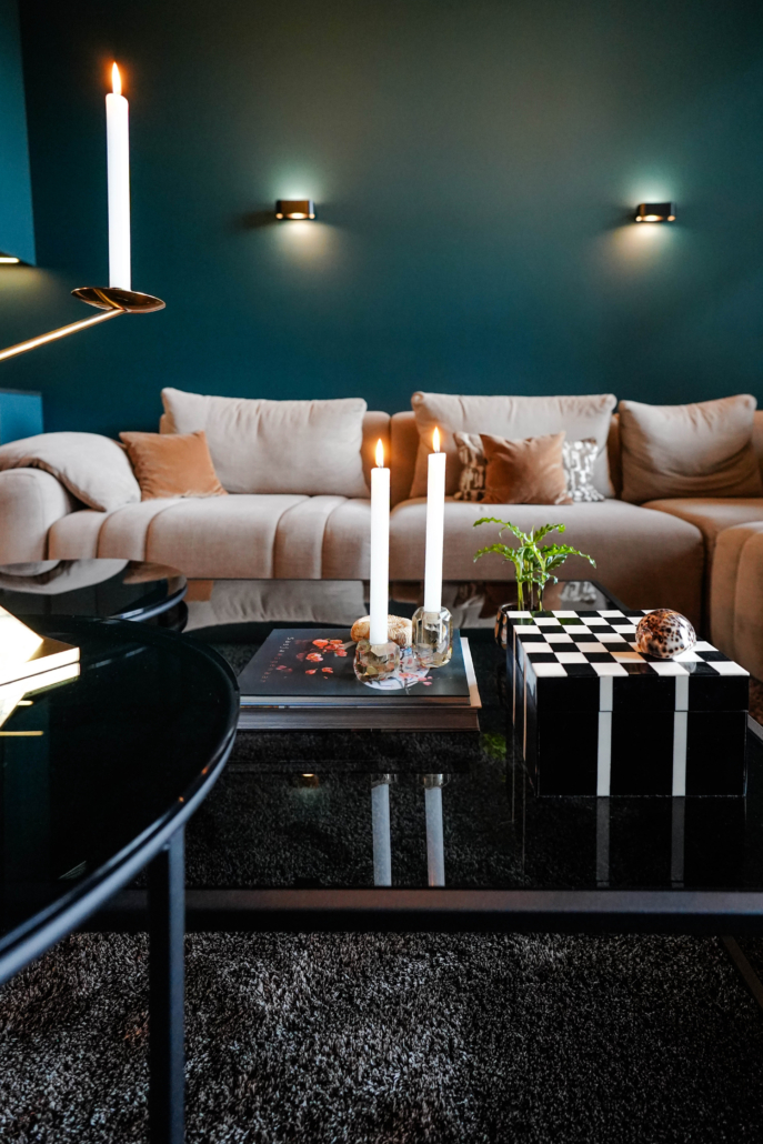 Een petrol kleurige woonkamer tot in de perfectie afgestyled.