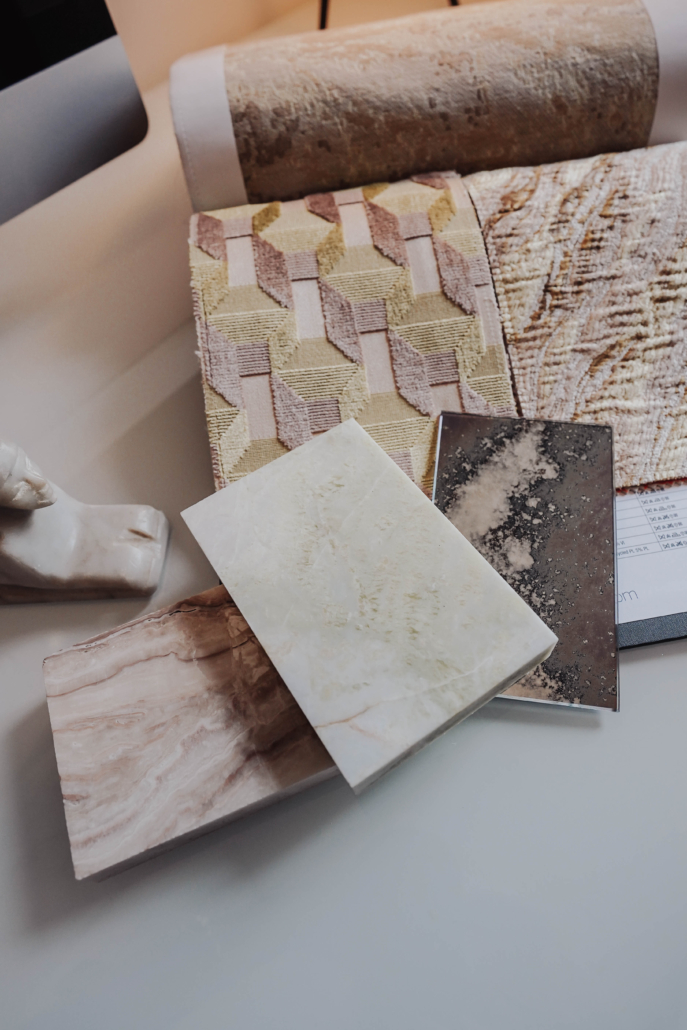 Verschillende materialen en verschillende texturen zijn hier samengebracht en vormen een verfrissend geheel met veel geel tinten