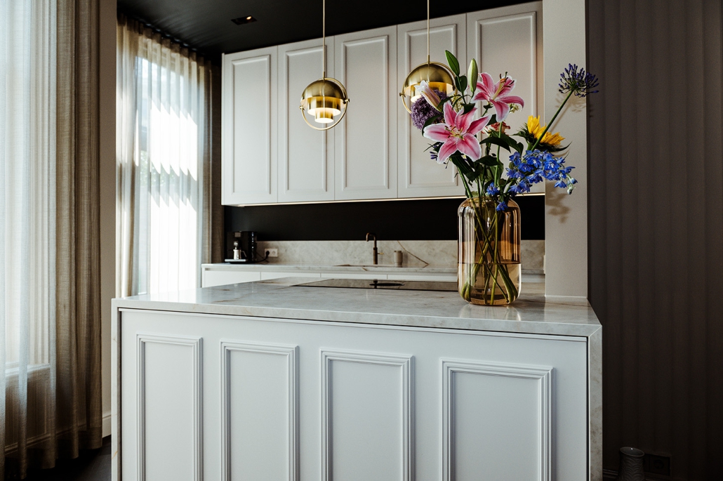 Prachtige maatwerk keuken waar voor dit project de lijsten op de keuken exact als de plafondlijsten uit de woning zijn. De witte keuken in een RAL 9003 kleur heeft een luxe uitstraling door het Himalaya keukenblad.